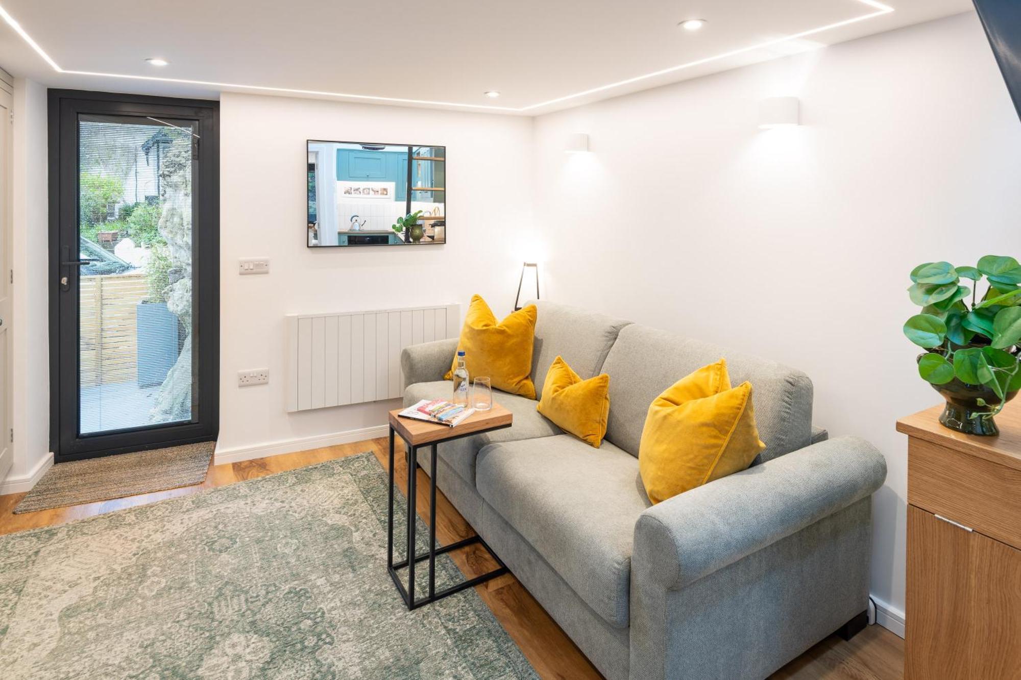 New The Water Shed Devon Sleeps 2 Holiday home Beer